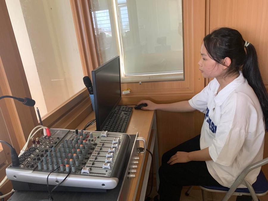 Sinh viên trường Ngoại ngữ (ĐH Thái Nguyên) tham gia tiết học trong Cabin.