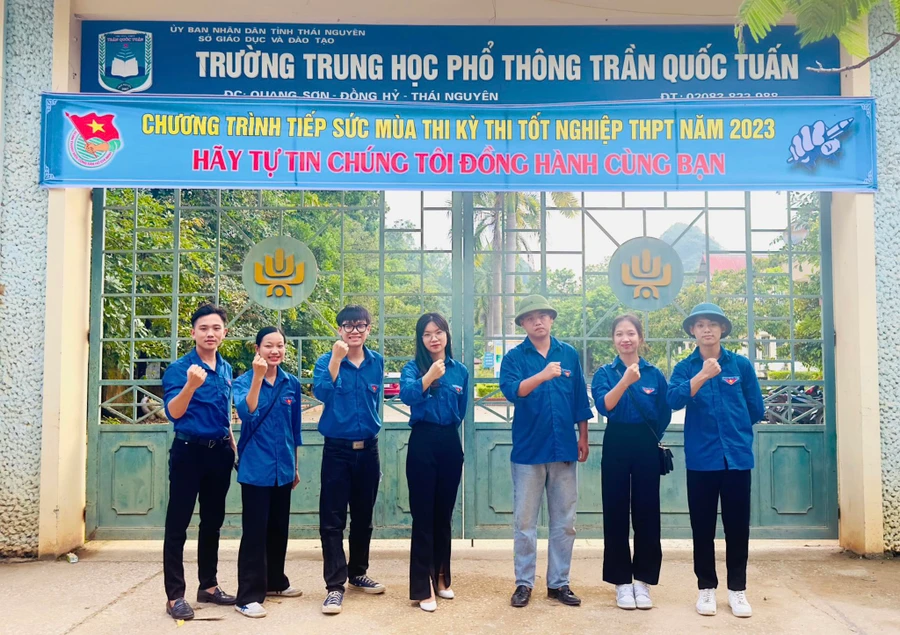 Nam sinh người Sán Dìu học giỏi mê Công nghệ thông tin.