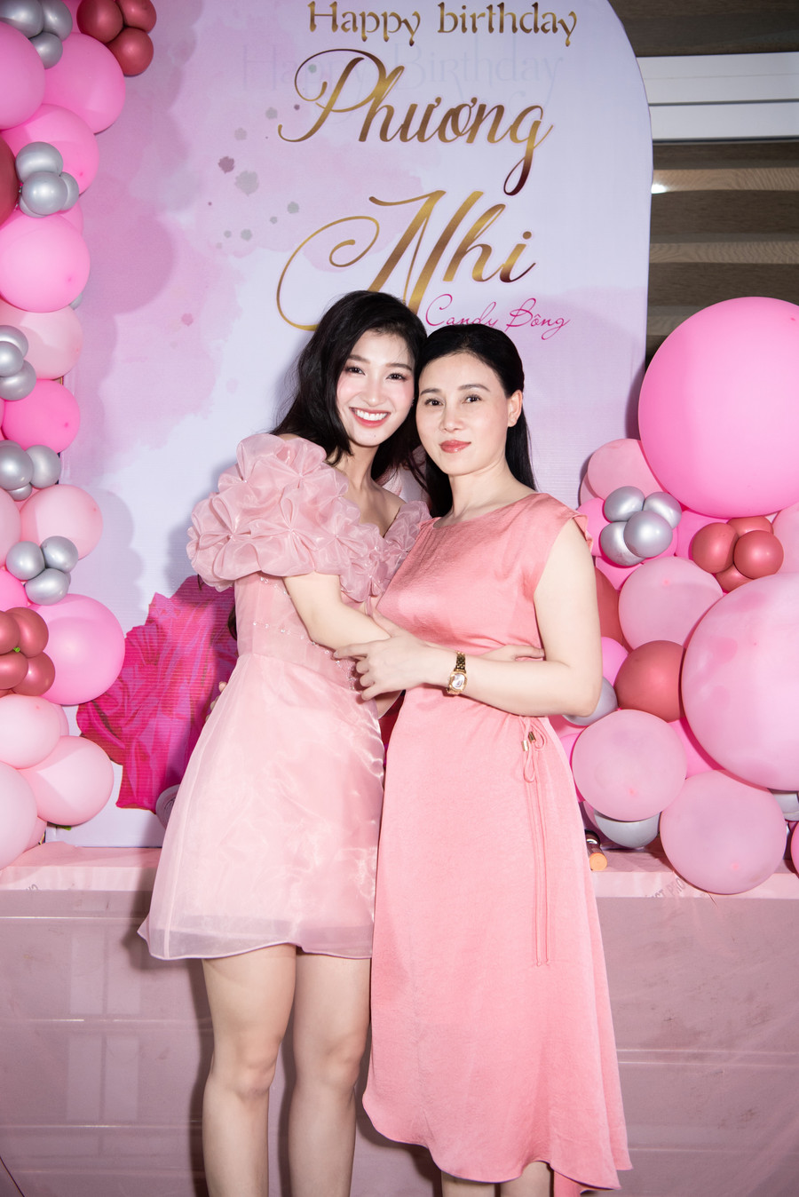 Mẹ của Phương Nhi cùng người thân trong gia đình đã bí mật xuất hiện để tạo bất ngờ cho nàng hậu.