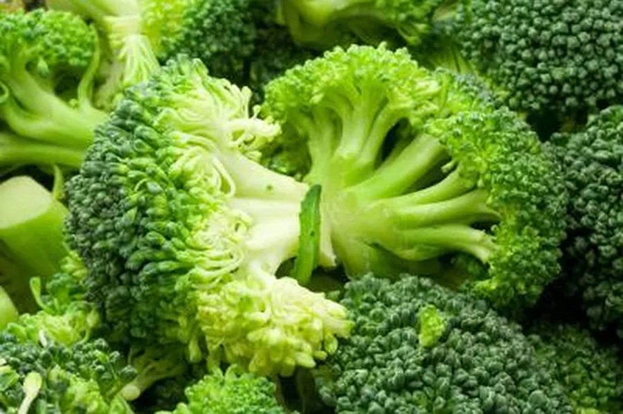 Vitamin B giúp tóc đen trở lại được tìm thấy trong các loại rau lá xanh tươi. (Ảnh: ITN) Vitamin B giúp tóc đen trở lại được tìm thấy trong các loại rau lá xanh tươi. (Ảnh: ITN)