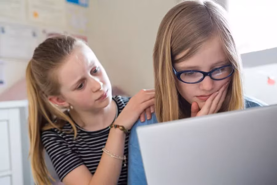 Để ngăn con bạn bắt nạt người khác trên mạng, hãy đảm bảo bạn nói chuyện với chúng về hậu quả của việc bắt nạt người khác. (Ảnh: ITN).
