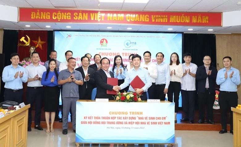 Trưởng ban Công tác thiếu nhi Trung ương Đoàn, Phó Chủ tịch thường trực Hội đồng Đội Trung ương Lê Hải Long và Chủ tịch Hiệp hội Nhà Vệ sinh Việt Nam Lê Văn Hiệp ký thỏa thuận hợp tác triển khai chương trình “Nhà vệ sinh cho em”.