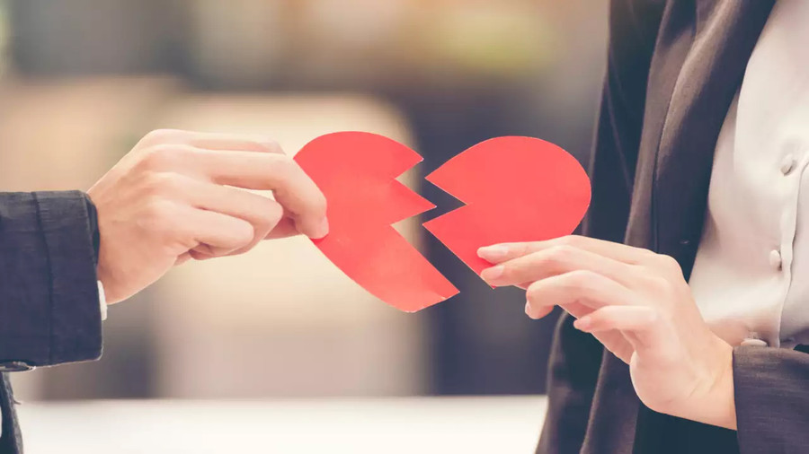 Bạn cần tỉnh táo để hiểu rằng người mà bạn chọn để gắn bó cả cuộc đời sẽ nâng đỡ bạn thay vì kéo bạn đi xuống. (Ảnh: ITN). Bạn cần tỉnh táo để hiểu rằng người mà bạn chọn để gắn bó cả cuộc đời sẽ nâng đỡ bạn thay vì kéo bạn đi xuống. (Ảnh: ITN).