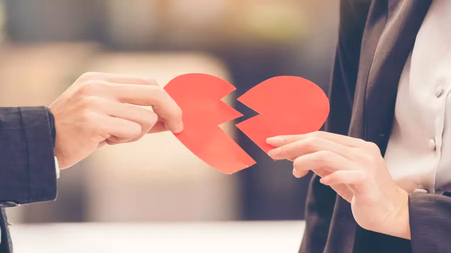 Bạn cần tỉnh táo để hiểu rằng người mà bạn chọn để gắn bó cả cuộc đời sẽ nâng đỡ bạn thay vì kéo bạn đi xuống. (Ảnh: ITN). Bạn cần tỉnh táo để hiểu rằng người mà bạn chọn để gắn bó cả cuộc đời sẽ nâng đỡ bạn thay vì kéo bạn đi xuống. (Ảnh: ITN).