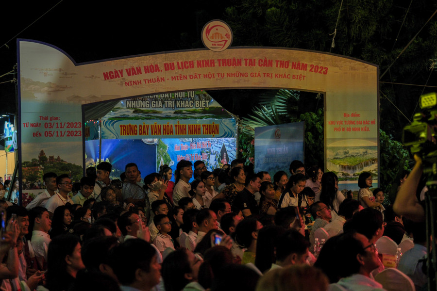 Một số hoạt động biểu diễn của nghệ nhân tại gian hàng. Một số hoạt động biểu diễn của nghệ nhân tại gian hàng.