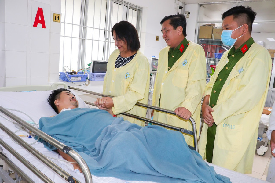 Hiện sức khỏe Đại úy Ngôi đã tạm ổn, đang tiếp tục điều trị tại khu hậu phẫu. Hiện sức khỏe Đại úy Ngôi đã tạm ổn, đang tiếp tục điều trị tại khu hậu phẫu.