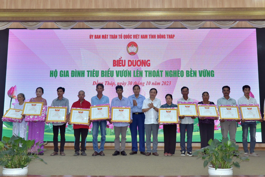 Bà Võ Thị Rô (bìa trái) được nhận bằng khen từ lãnh đạo tỉnh Đồng Tháp. Bà Võ Thị Rô (bìa trái) được nhận bằng khen từ lãnh đạo tỉnh Đồng Tháp.