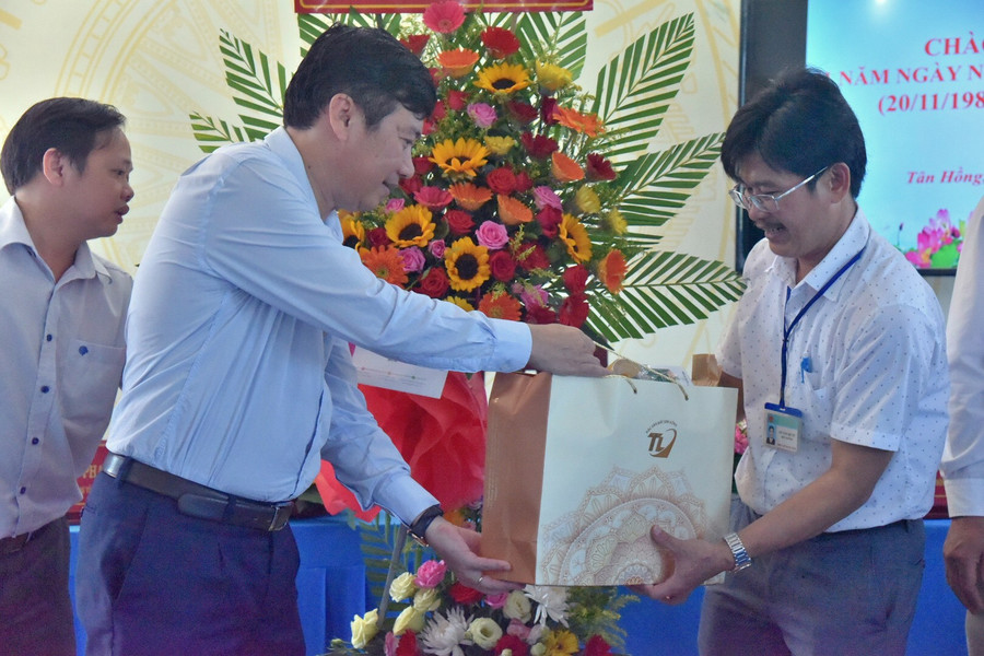 Lãnh đạo tỉnh tặng quà chúc mừng ngày Nhà giáo cho Trường THCS Nguyễn Văn Tiệp