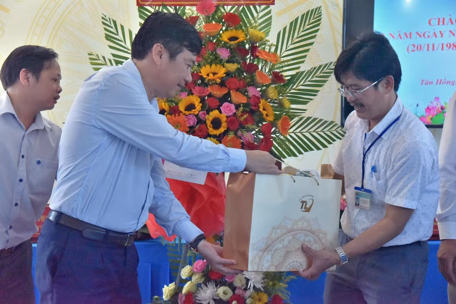 Lãnh đạo tỉnh tặng quà chúc mừng ngày Nhà giáo cho Trường THCS Nguyễn Văn Tiệp