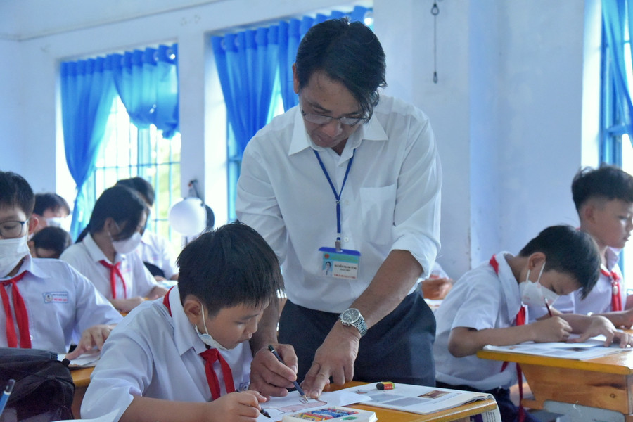 Thầy giáo rất ân cần và quan tâm các em học sinh.