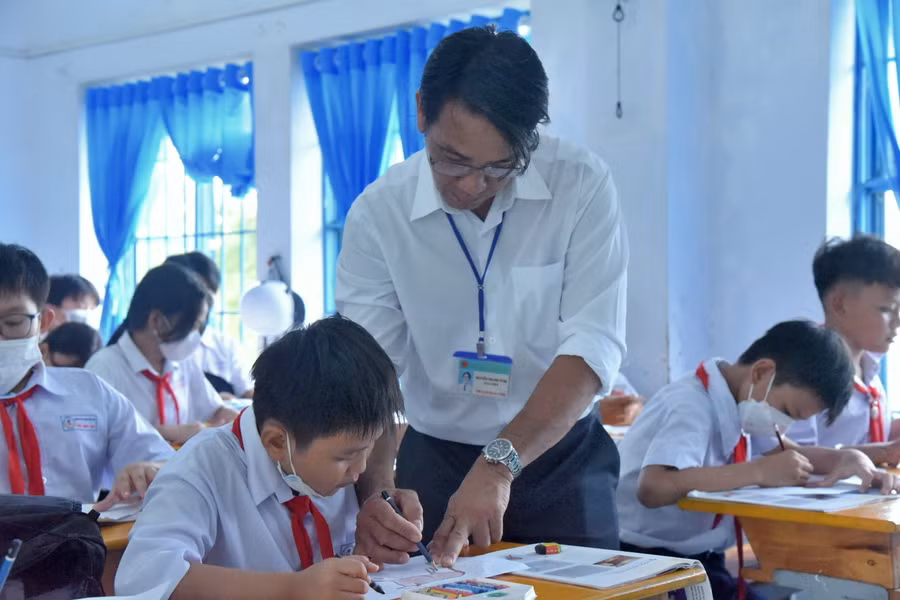 Thầy giáo rất ân cần và quan tâm các em học sinh.