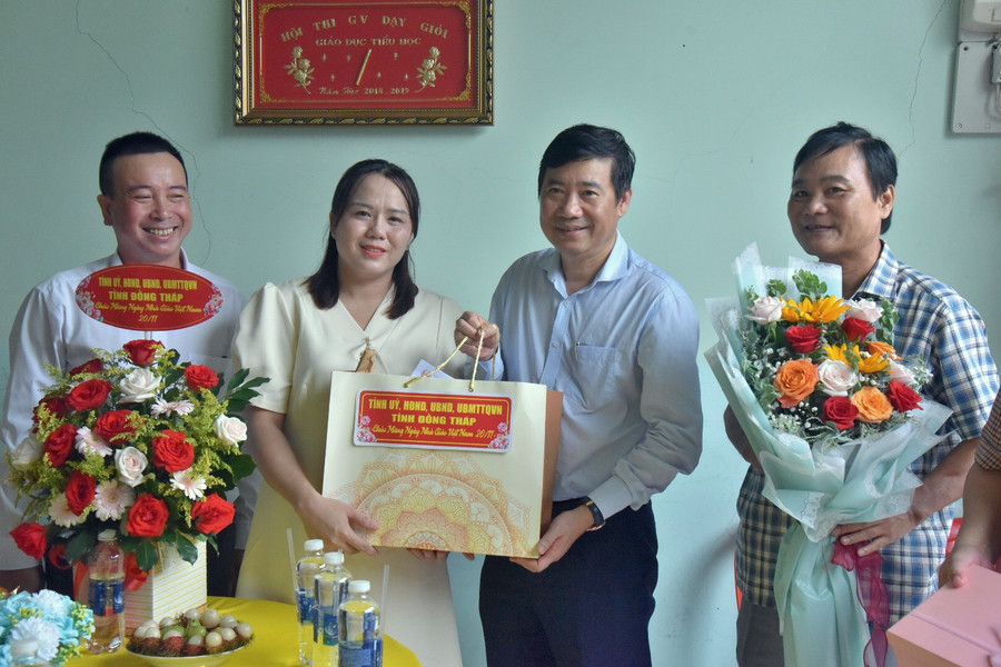 Cô Trần Minh Ngọc - Giáo viên Trường Tiểu học An Thạnh 2 nhận quà và hoa chúc mừng từ lãnh đạo tỉnh.