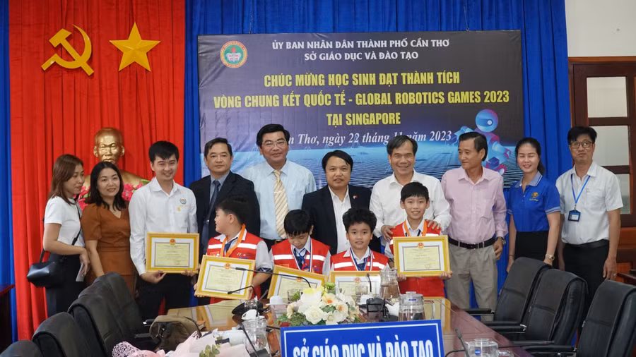 Ông Tạ Ngọc Trí, Phó Vụ trưởng Vụ Giáo dục Tiểu học, Bộ GD&ĐT (giữa) tham dự tại buổi lễ.