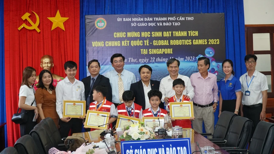 Ông Tạ Ngọc Trí, Phó Vụ trưởng Vụ Giáo dục Tiểu học, Bộ GD&ĐT (giữa) tham dự tại buổi lễ.