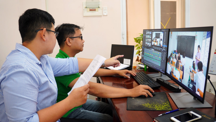 Ekip tác giả thực hiện công đoạn hậu kỳ của tác phẩm Ekip tác giả thực hiện công đoạn hậu kỳ của tác phẩm