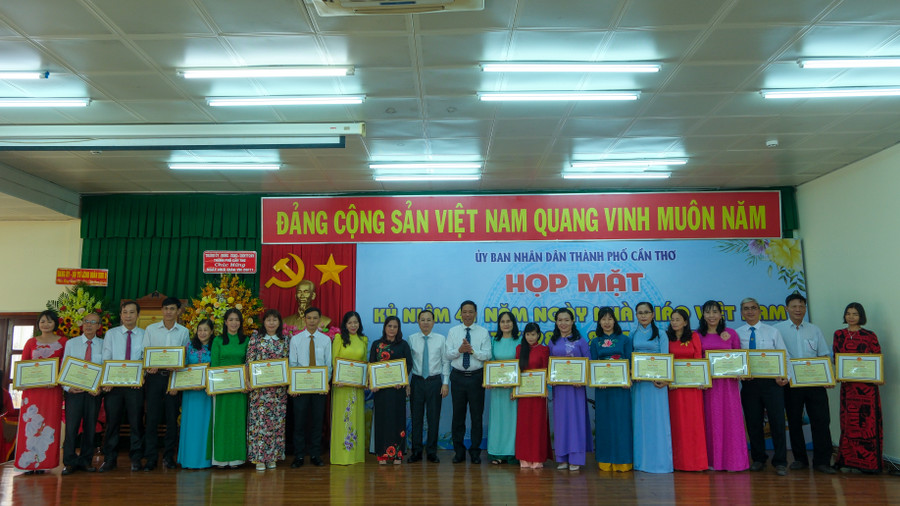 Ban tổ chức cũng công bố và trao thưởng cho tập thể, cá nhân đạt thành tích.