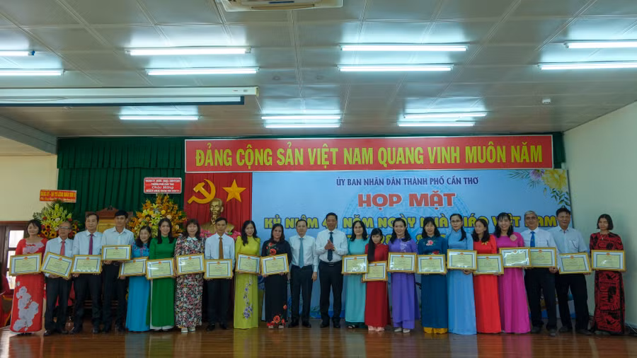 Ban tổ chức cũng công bố và trao thưởng cho tập thể, cá nhân đạt thành tích.