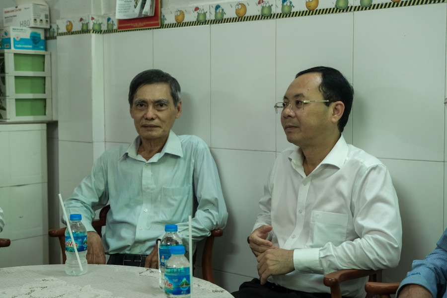 Bí thư Thành ủy Cần Thơ trò chuyện cùng Nguyên Chủ tịch Công đoàn ngành GD thành phố (phải)