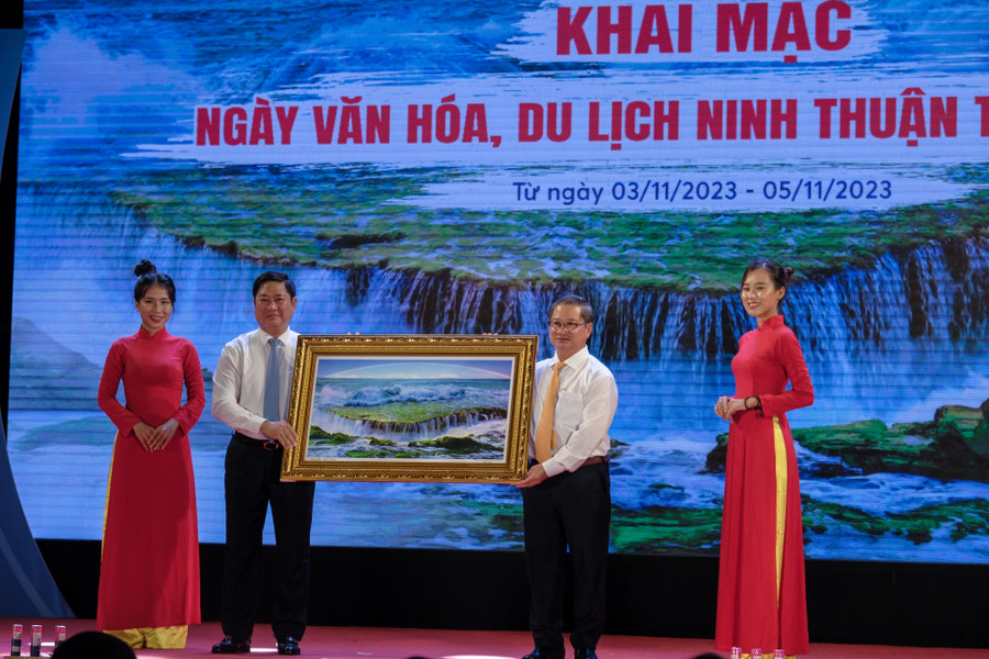 Lãnh đạo TP Cần Thơ và tỉnh Ninh Thuận cùng tặng quà lưu niệm. Lãnh đạo TP Cần Thơ và tỉnh Ninh Thuận cùng tặng quà lưu niệm.