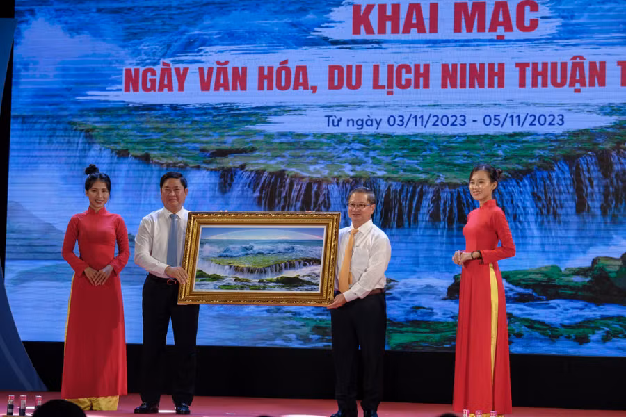 Lãnh đạo TP Cần Thơ và tỉnh Ninh Thuận cùng tặng quà lưu niệm.