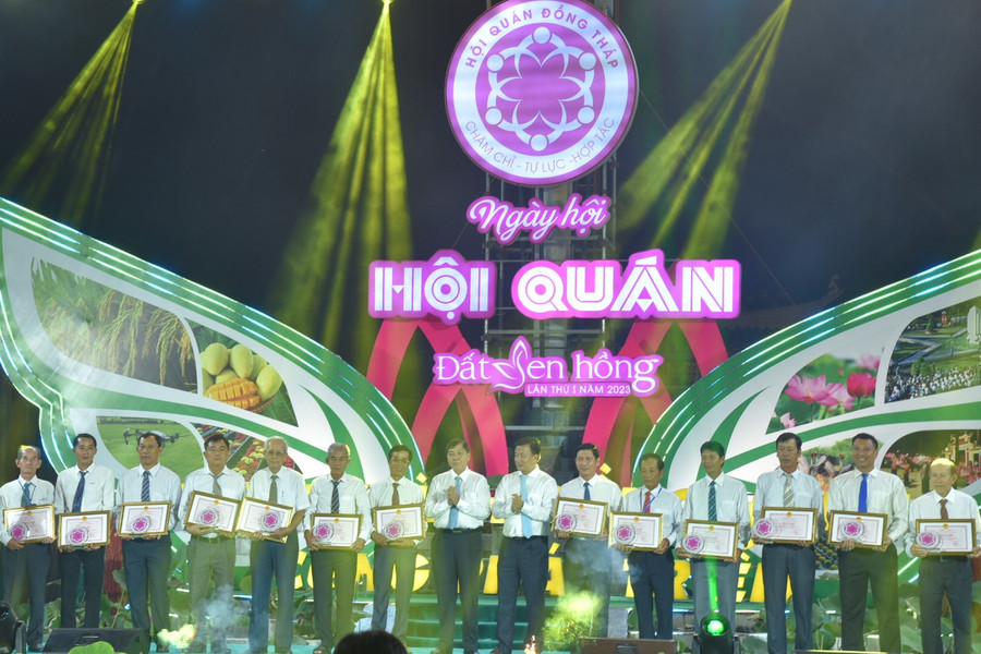Lãnh đạo tỉnh tuyên dương các tập thể, cá nhân có thành tích trong tổ chức và hoạt động của mô hình Hội quán. Lãnh đạo tỉnh tuyên dương các tập thể, cá nhân có thành tích trong tổ chức và hoạt động của mô hình Hội quán.