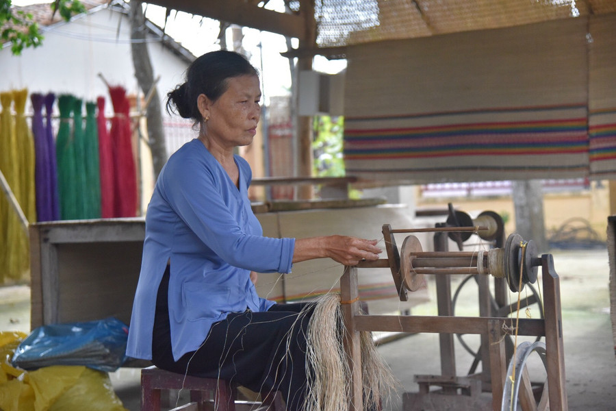 Những người phụ nữ cần mẫn với nghề làm chiếu