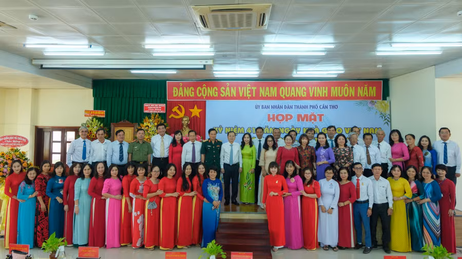 Đại biểu cùng giáo viên chụp ảnh lưu niệm tại buổi lễ.