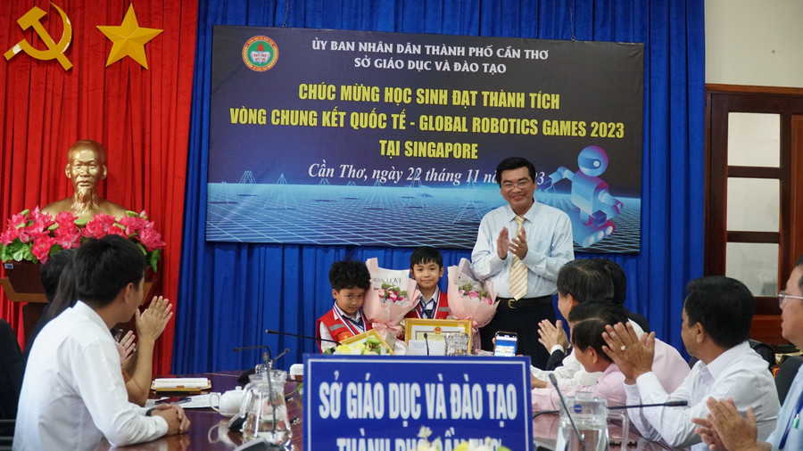 Ông Trần Thanh Bình, Giám đốc Sở GD&amp;ĐT TP Cần Thơ chúc mừng và ghi nhận những thành tích của huấn luận viên, học sinh.