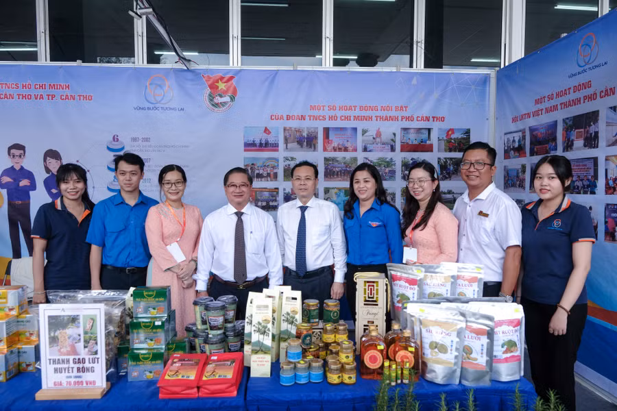 Lãnh đạo thành Uỷ, UBND thành phố cùng đại biểu tham quan gian hàng.