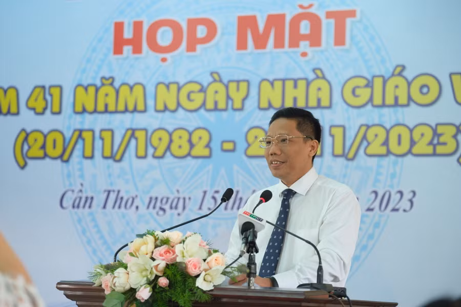 Ông Nguyễn Thực Hiện, Phó Chủ tịch UBND TP Cần Thơ gửi lời thăm hỏi và lời chúc đến quý thầy cô nhân kỷ niệm 41 năm Ngày Nhà giáo Việt Nam.