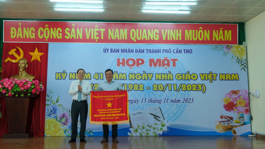Ông Nguyễn Văn Hiếu, Bí thư Thành ủy Cần Thơ trao Cờ thi đua của Thủ tướng Chính phủ cho Trường THPT chuyên Lý Tự Trọng.