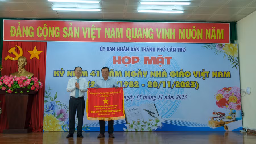 Ông Nguyễn Văn Hiếu, Bí thư Thành ủy Cần Thơ trao Cờ thi đua của Thủ tướng Chính phủ cho Trường THPT chuyên Lý Tự Trọng.