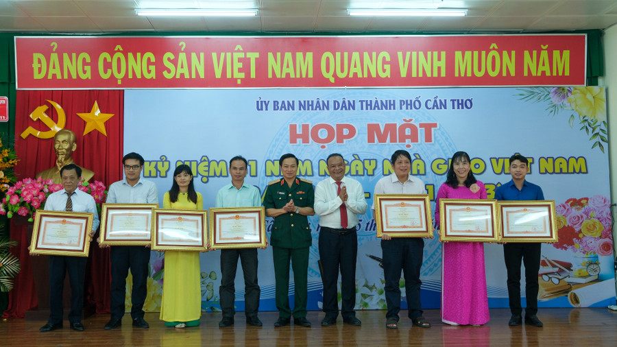 Ban tổ chức cũng công bố và trao thưởng cho tập thể, cá nhân đạt thành tích.