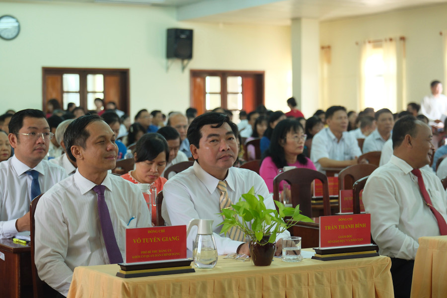 Đại biểu tham dự tại buổi lễ.