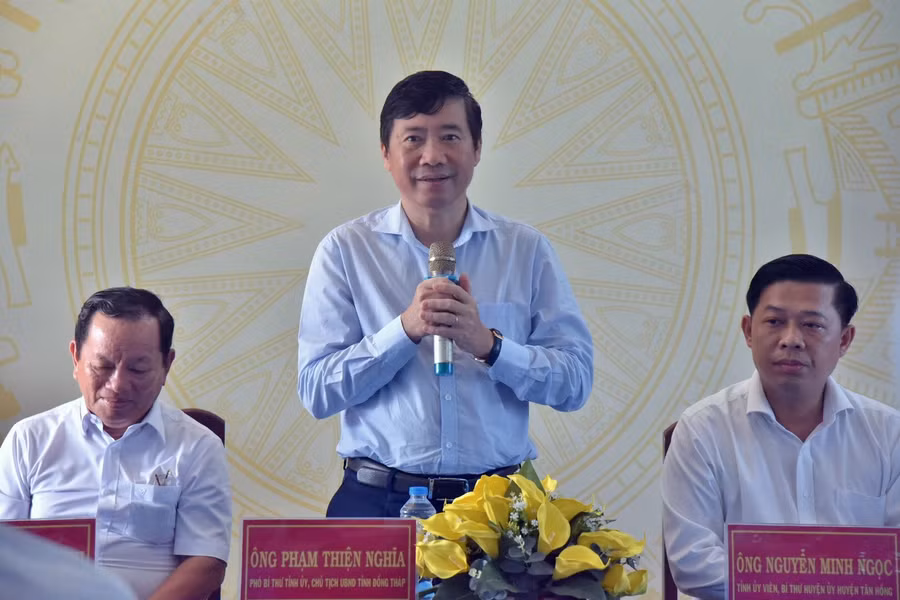 Ông Phạm Thiện Nghĩa - Chủ tịch UBND tỉnh Đồng Tháp bày tỏ cảm xúc trong chuyến thăm các nhà giáo Ưu tú.