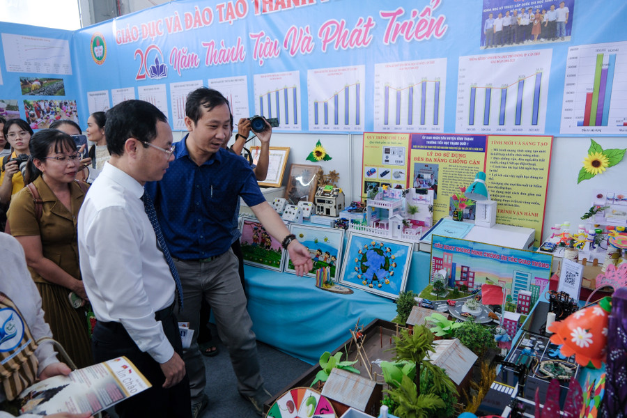Lãnh đạo thành Uỷ, UBND thành phố cùng đại biểu tham quan gian hàng. Lãnh đạo thành Uỷ, UBND thành phố cùng đại biểu tham quan gian hàng.