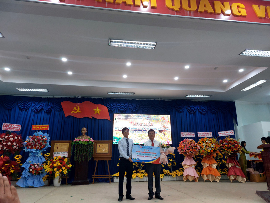 Ông Lê Hoàng Duy Linh - Trưởng phòng Giáo dục và đào tạo quận Ô Môn nhận bảng biểu trưng