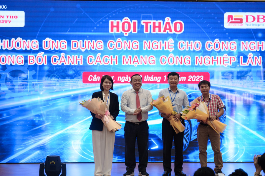 Tiến sĩ, luật sư Nguyễn Tiến Dũng, Chủ tịch Hội đồng quản trị Trường Đại học Nam Cần Thơ tặng hoa cho đại biểu. Tiến sĩ, luật sư Nguyễn Tiến Dũng, Chủ tịch Hội đồng quản trị Trường Đại học Nam Cần Thơ tặng hoa cho đại biểu.