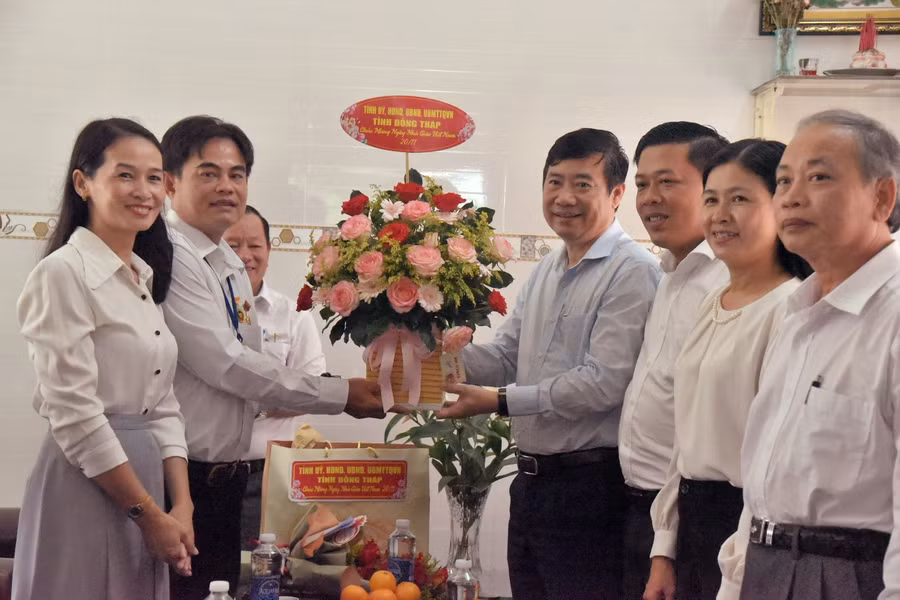 Nhà giáo Ưu tú Văng Công Sâu nhận hoa chúc mừng từ lãnh đạo tỉnh.