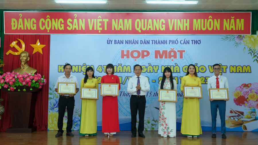 Ban tổ chức cũng công bố và trao thưởng cho tập thể, cá nhân đạt thành tích.