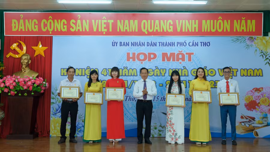 Ban tổ chức cũng công bố và trao thưởng cho tập thể, cá nhân đạt thành tích.