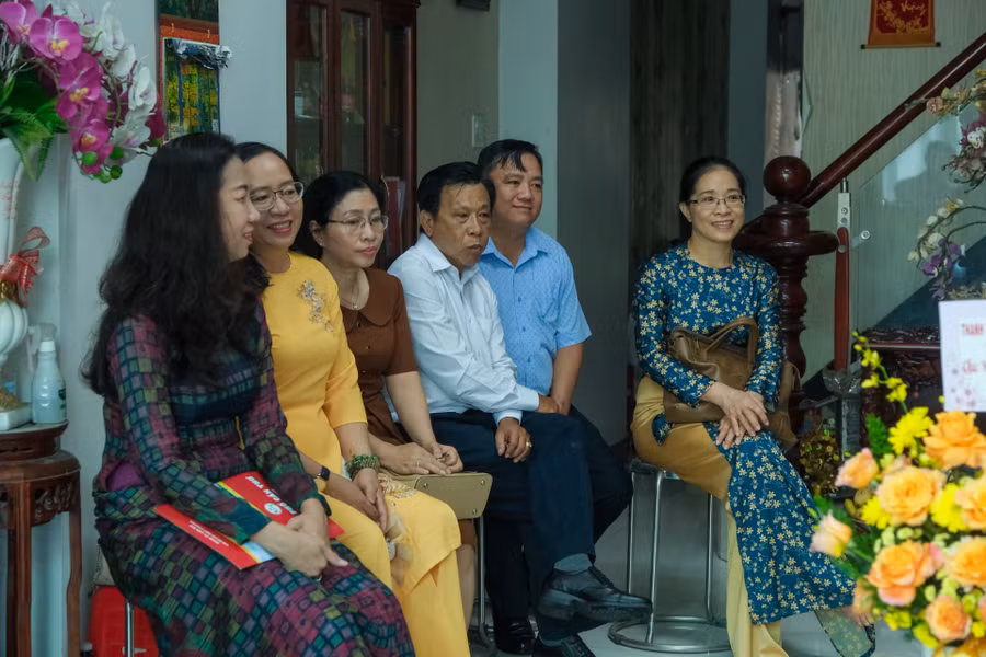 Bí thư Thành uỷ Cần Thơ cùng đoàn đến nhà riêng thăm hỏi, chúc mừng các nhà giáo, cán bộ quản lý giáo dục đã về hưu.