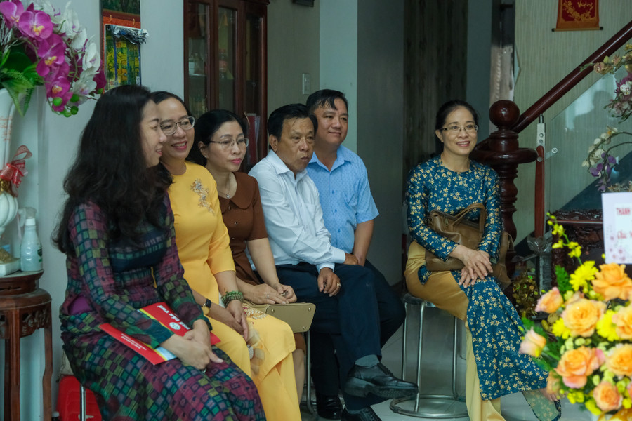 Bí thư Thành uỷ Cần Thơ cùng đoàn đến nhà riêng thăm hỏi, chúc mừng các nhà giáo, cán bộ quản lý giáo dục đã về hưu.