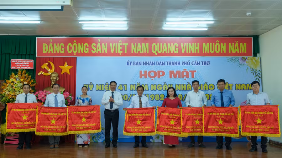Ban tổ chức cũng công bố và trao thưởng cho tập thể, cá nhân đạt thành tích.