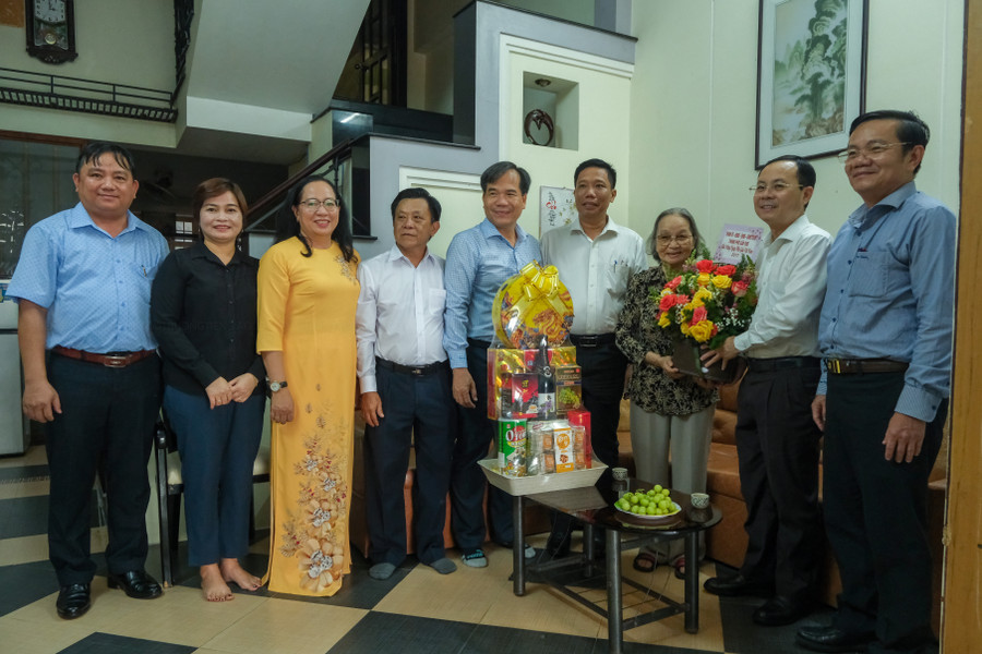 Bí thư Thành uỷ Cần Thơ cùng đoàn đến nhà riêng thăm hỏi, chúc mừng các nhà giáo, cán bộ quản lý giáo dục đã về hưu.