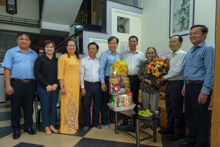 Bí thư Thành uỷ Cần Thơ cùng đoàn đến nhà riêng thăm hỏi, chúc mừng các nhà giáo, cán bộ quản lý giáo dục đã về hưu.