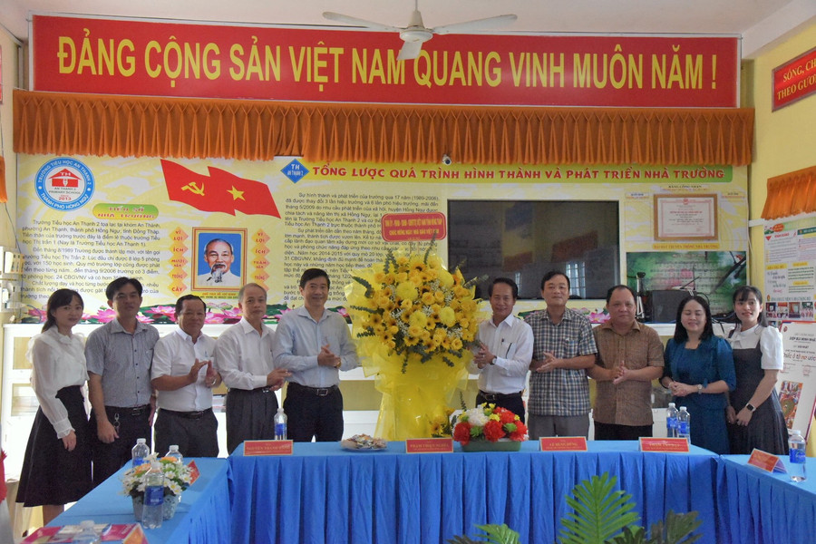 Đoàn công tác đến thăm, hỏi và chúc mừng Trường Tiểu học An Thạnh 2 (Tp. Hồng Ngự)