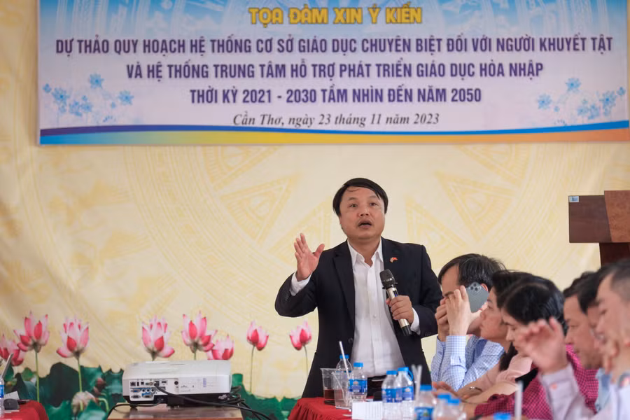 TS Tạ Ngọc Trí, Phó Vụ trưởng Vụ GD Tiểu học (Bộ GD&amp;ĐT) - Phó trưởng Ban thường trực Ban Chỉ đạo Giáo dục trẻ khuyết tật và Trẻ em có hoàn cảnh khó khăn (GDTKT&amp;TECHCKK) phát biểu tại hội nghị.