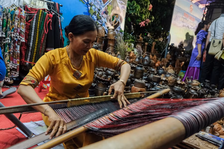 Một số hoạt động biểu diễn của nghệ nhân tại gian hàng.