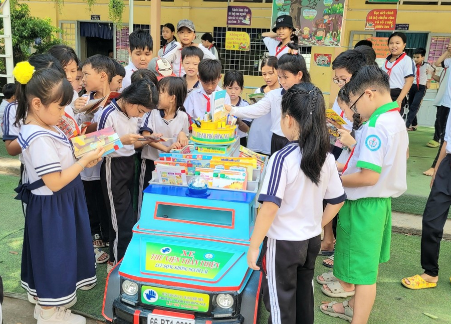 Mô hình Xe thư viện lưu động không người lái tại trường Tiểu học Bình Thạnh 1 (Tp Hồng Ngự)